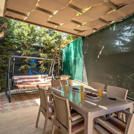 3 Bedroom - Close To The Center *